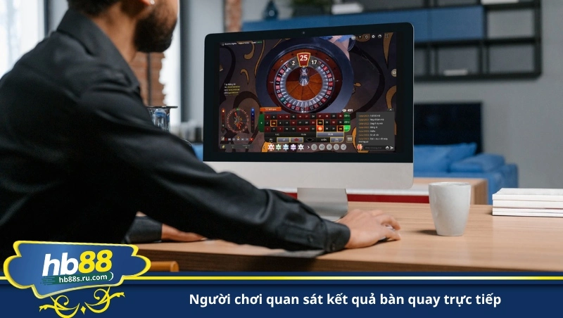 người chơi quan sát kết quả bàn quay trực tiếp