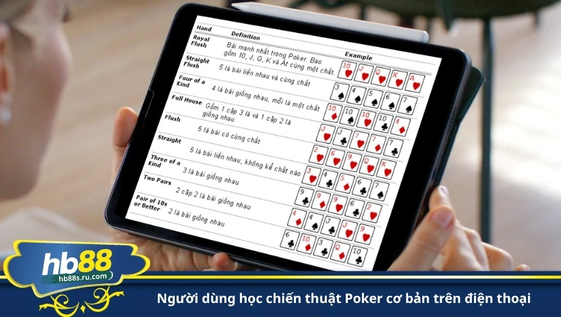 người dùng học chiến thuật Poker cơ bản trên điện thoại