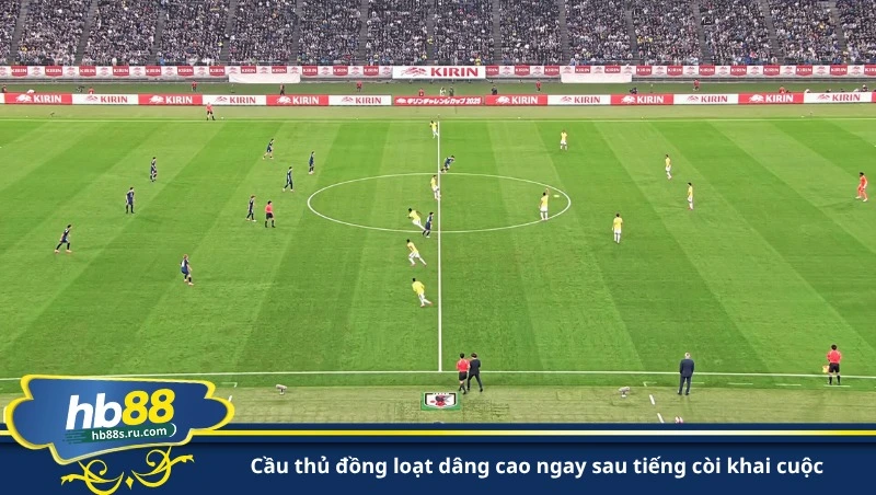 cầu thủ đồng loạt dâng cao ngay sau tiếng còi khai cuộc