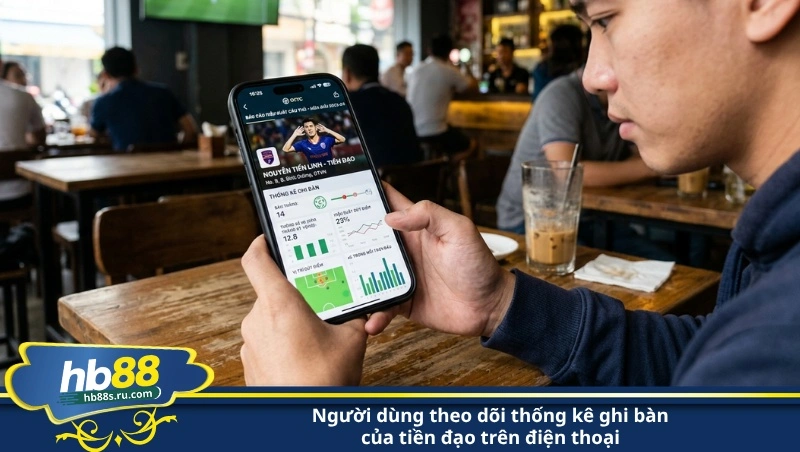 người dùng theo dõi thống kê ghi bàn của tiền đạo trên điện thoại