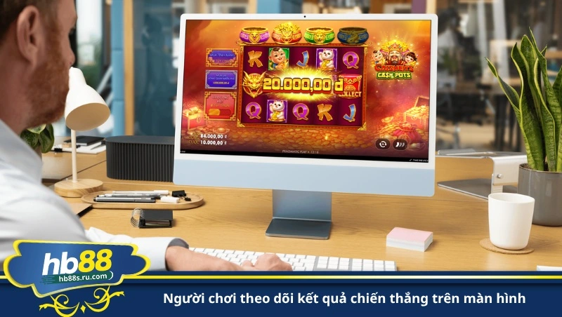 người chơi theo dõi kết quả chiến thắng trên màn hình