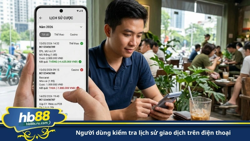 người dùng kiểm tra lịch sử giao dịch trên điện thoại