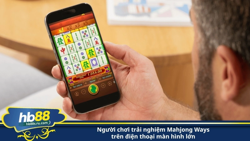 người chơi trải nghiệm Mahjong Ways trên điện thoại màn hình lớn
