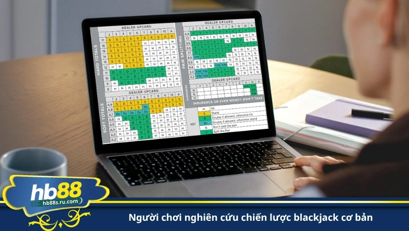 người chơi nghiên cứu chiến lược blackjack cơ bản