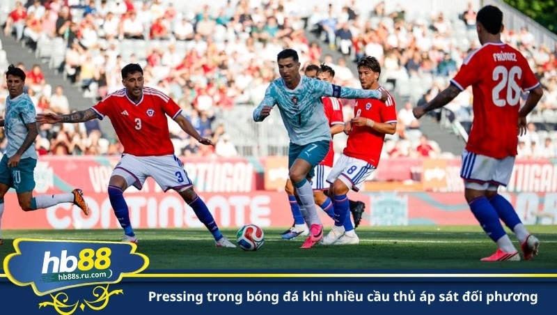 pressing trong bóng đá khi nhiều cầu thủ áp sát đối phương