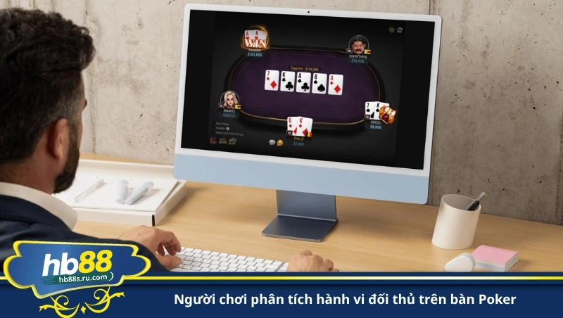người chơi phân tích hành vi đối thủ trên bàn Poker
