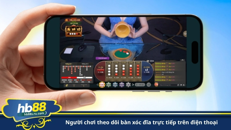 người chơi theo dõi bàn xóc đĩa trực tiếp trên điện thoại