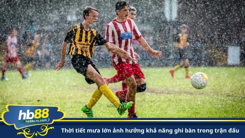 thời tiết mưa lớn ảnh hưởng khả năng ghi bàn trong trận đấu