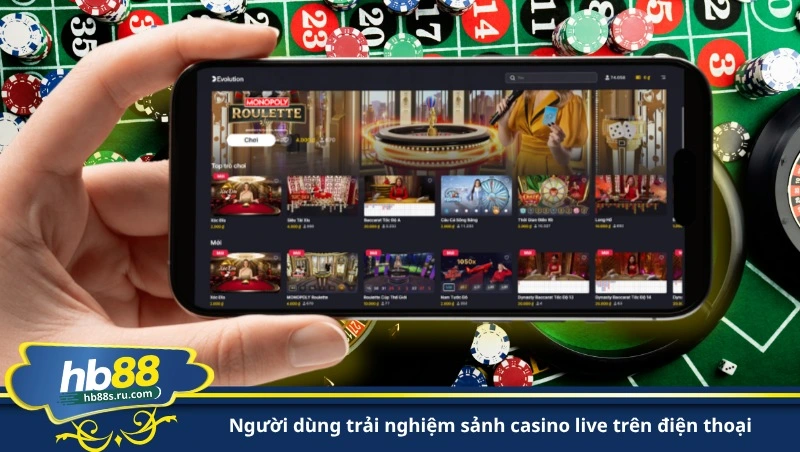 người dùng trải nghiệm sảnh casino live trên điện thoại