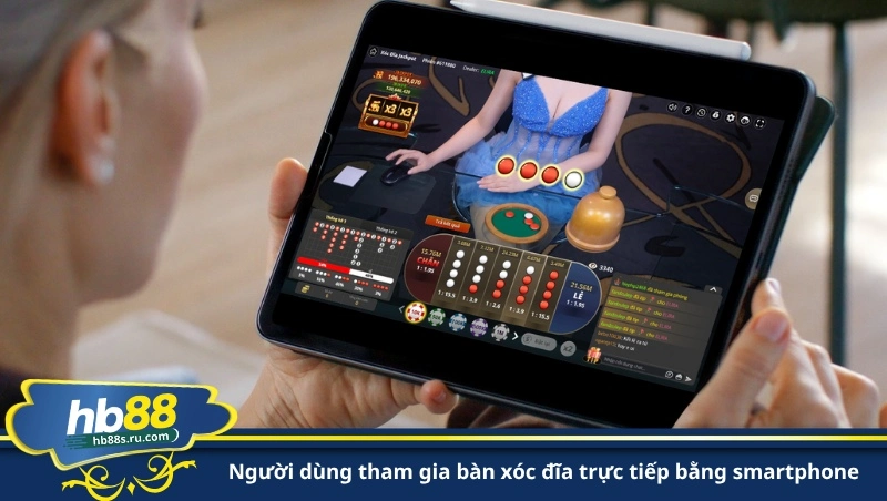 người dùng tham gia bàn xóc đĩa trực tiếp bằng smartphone