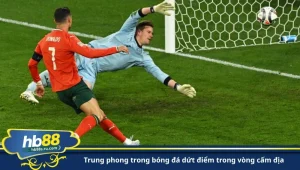 trung phong trong bóng đá dứt điểm trong vòng cấm địa