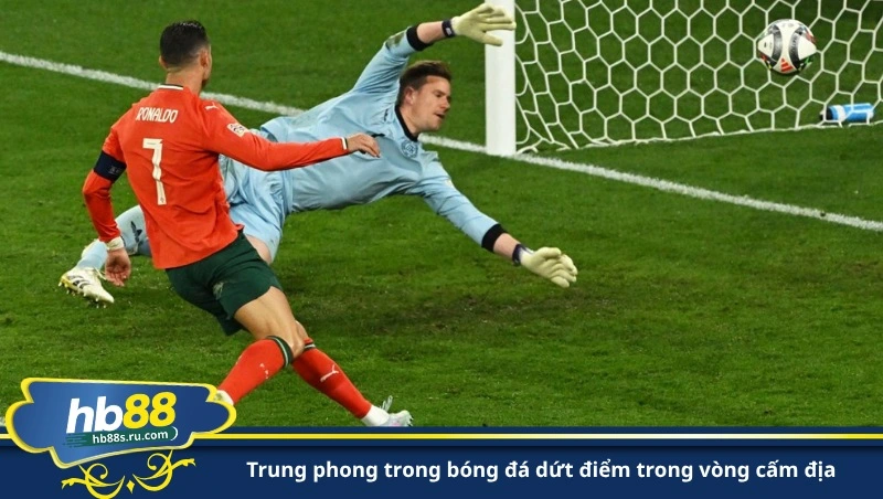 trung phong trong bóng đá dứt điểm trong vòng cấm địa